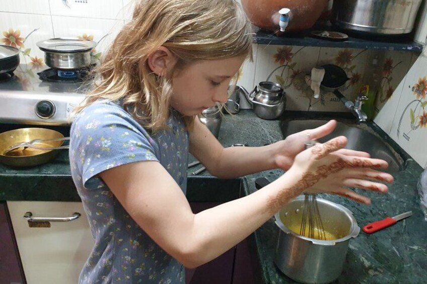Une personne se lave les mains dans l’évier de la cuisine. 2