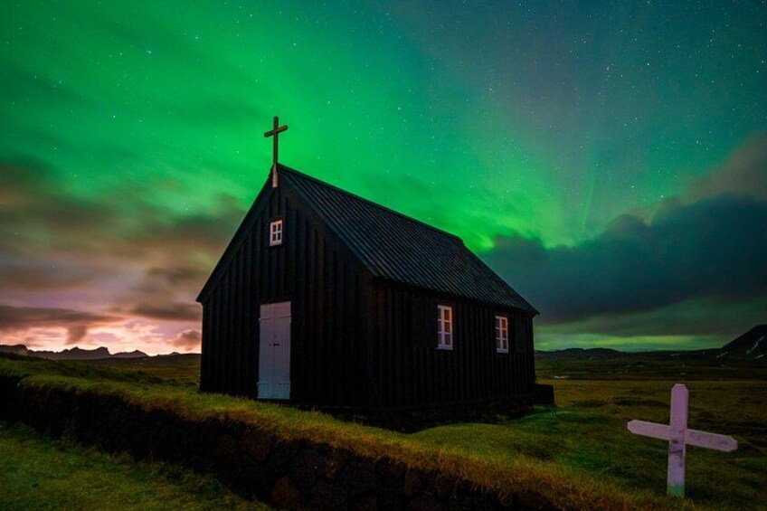 Reykjavik Northern Lights Tour with Pro Aurora Photos Small Group 4