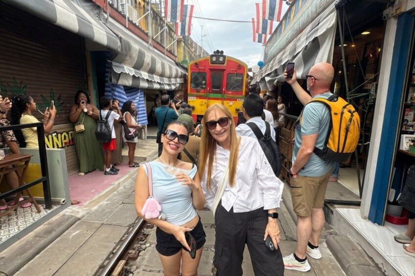 Damnoen Saduak Floating Market and Maeklong Railway Market Tour 1