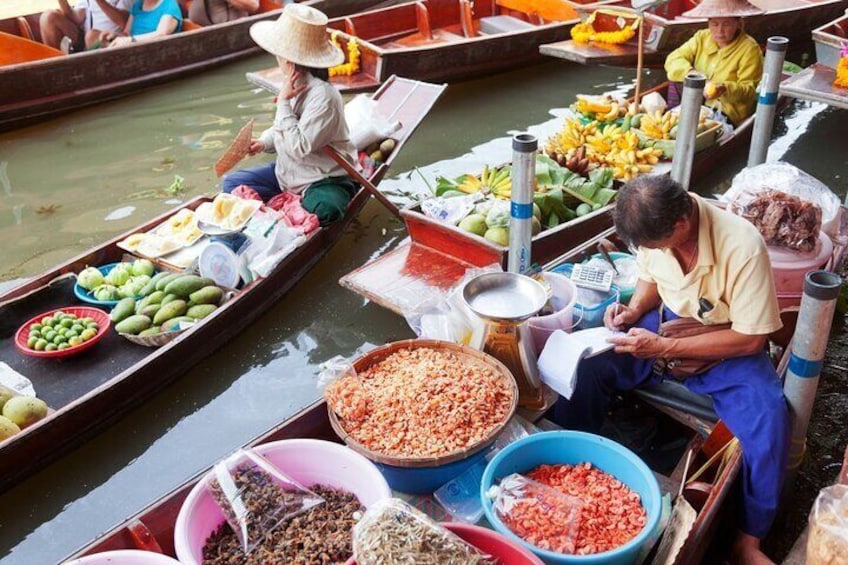 Des canoës sur une rivière, avec des vendeurs proposant des fruits et des légumes. 4