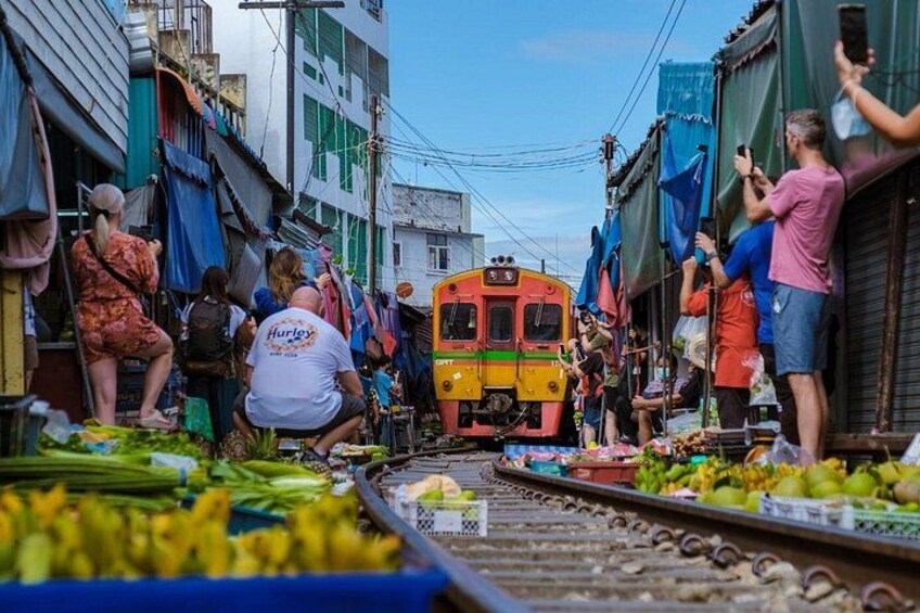 Damnoen Saduak Floating Market and Maeklong Railway Market Tour 4