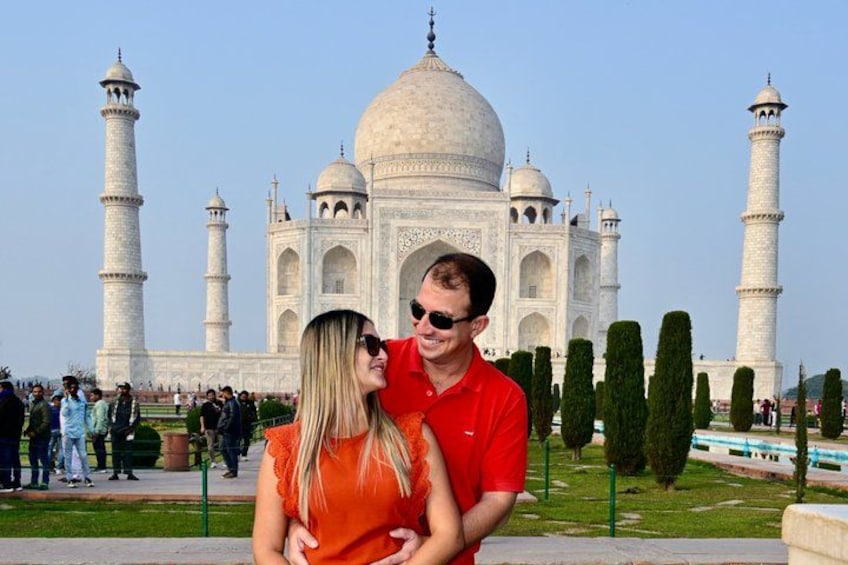Un couple devant le Taj Mahal, avec le monument en arrière-plan. 2