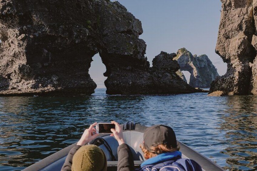 Une personne en kayak prend une photo d’une formation rocheuse en forme d’arche. 2