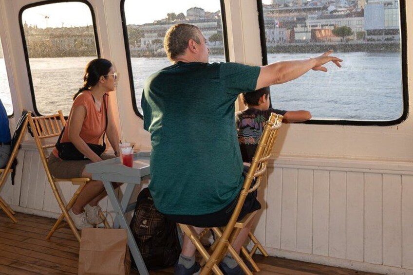 Lisbon : Boat tour at sunset with music and welcome drink 2