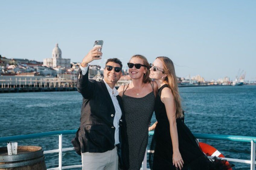 Lisbon : Boat tour at sunset with music and welcome drink 5