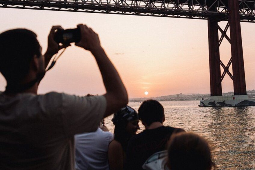 Lisbon : Boat tour at sunset with music and welcome drink 4