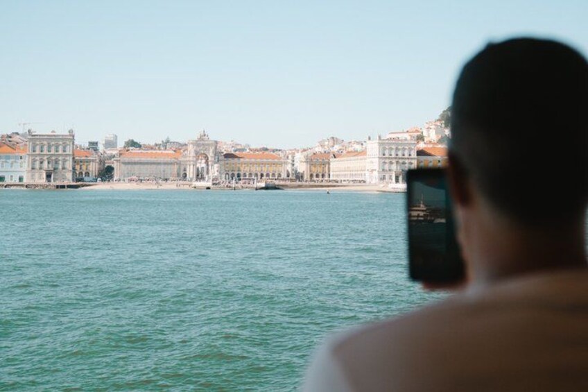 Lisbon : Boat tour at sunset with music and welcome drink 3