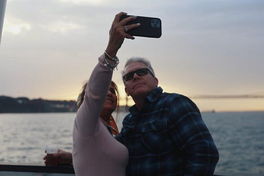 Lisbon : Boat tour at sunset with music and welcome drink 2