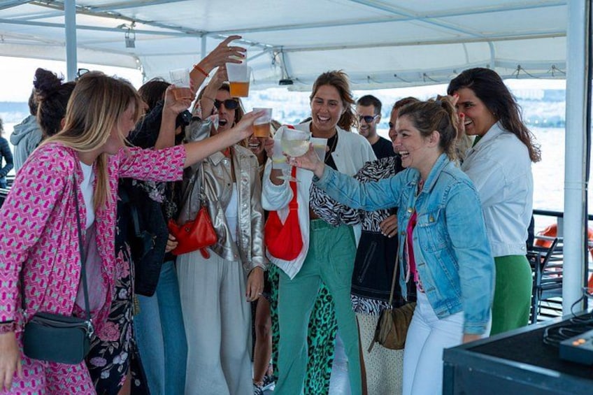 Lisbon : Boat tour at sunset with music and welcome drink 2