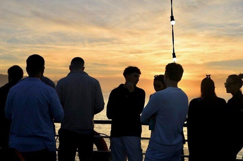Lisbon : Boat tour at sunset with music and welcome drink 2