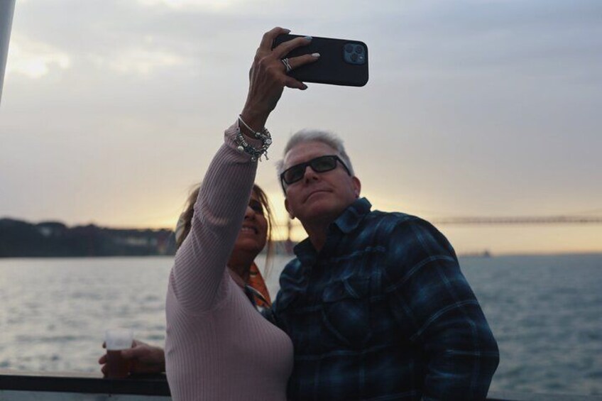 Lisbon : Boat tour at sunset with music and welcome drink 2