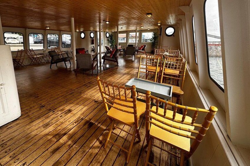 Lisbon : Boat tour at sunset with music and welcome drink 2