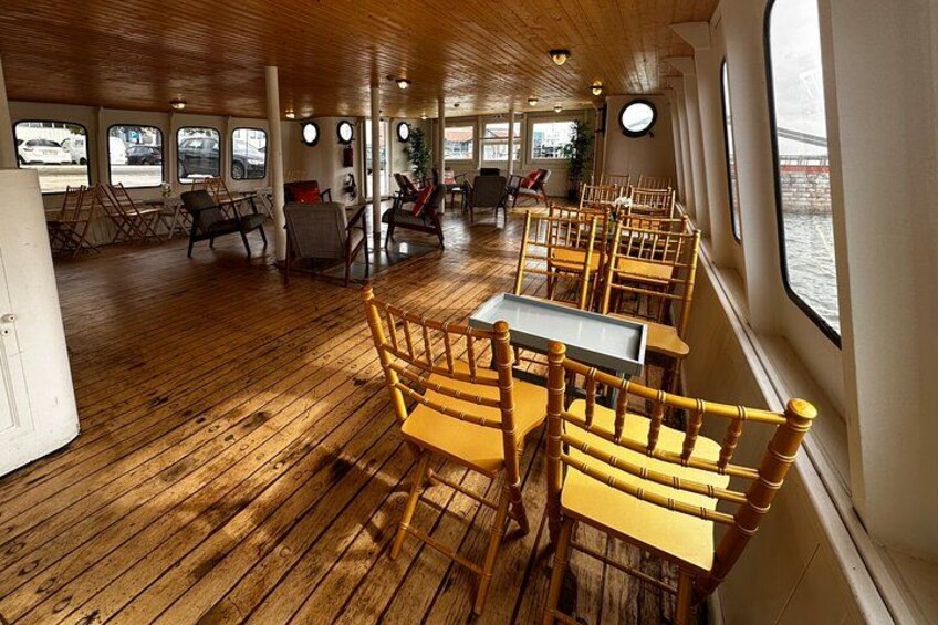 Lisbon : Boat tour at sunset with music and welcome drink 5