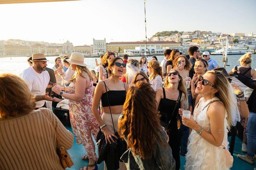 Lisbon : Boat tour at sunset with music and welcome drink 2
