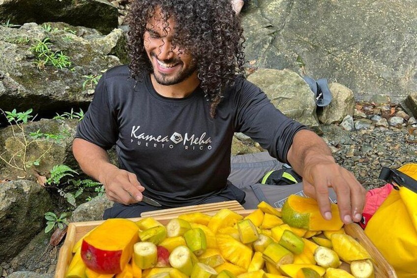 Una persona sostiene un cajón de madera lleno de diversas frutas. 4