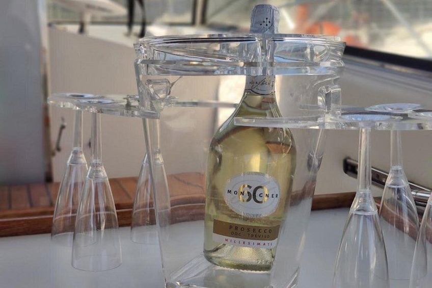 Una botella de MonCner Prosecco DOCG en un barco con varios vasos de vino vacíos. 2