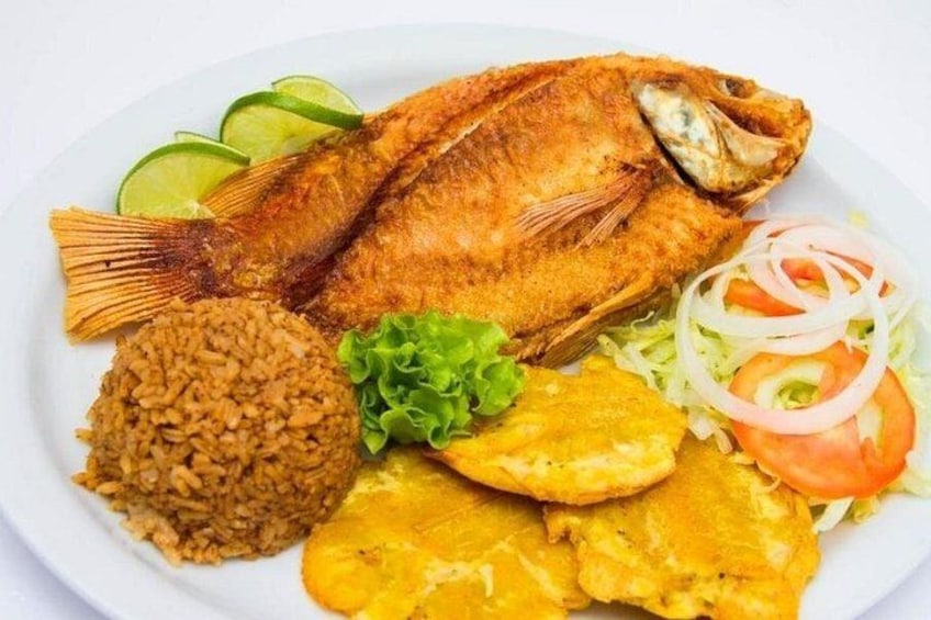 Lunch with three options (Fish, chicken and vegetarian plate with coconut rice and salad). 5