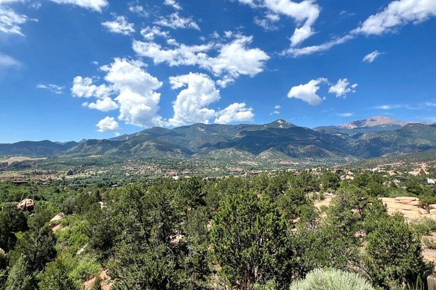 Un paysage montagneux avec une ville située dans la vallée. 4