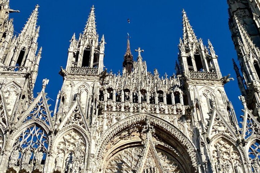 Una catedral gótica con intrincadas agujas y detallada labra en piedra. 2