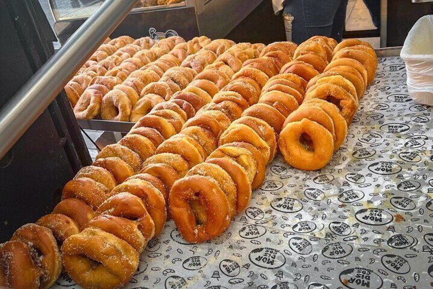 Une présentation de beignets glacés disposés en rangées. 2