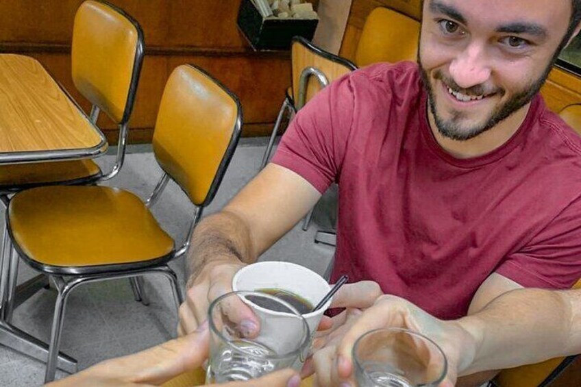 Une personne assise à une table, devant un verre d’eau et une cuillère. 5
