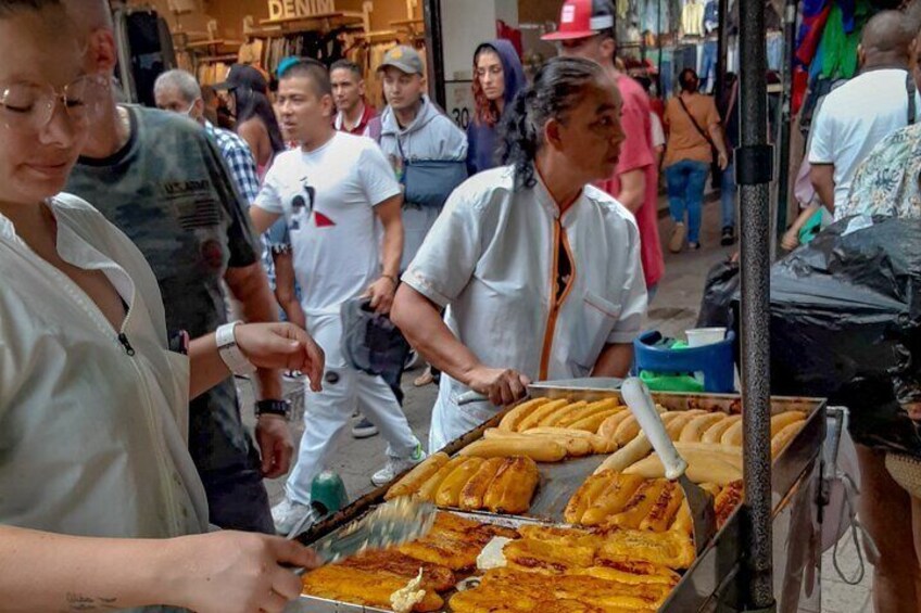 Un vendeur de nourriture de rue préparant et servant des plats. 1