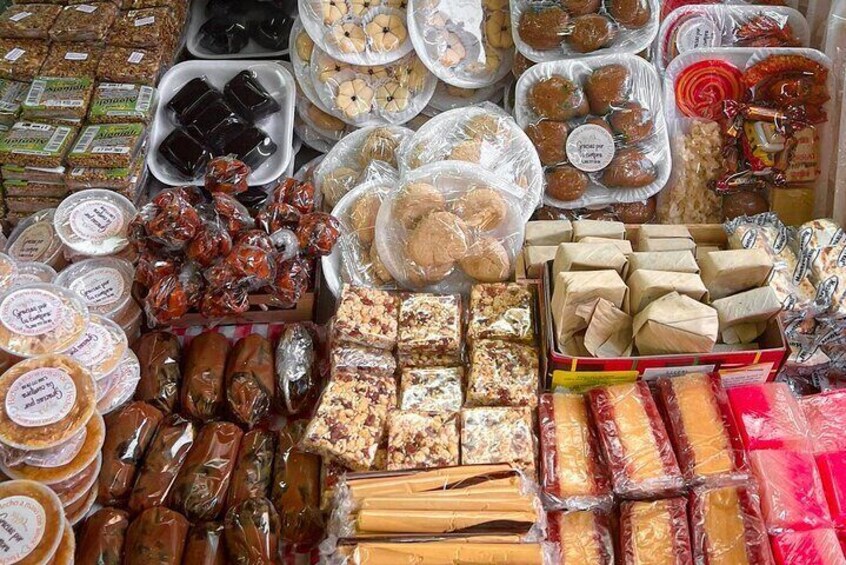 Une variété d’aliments emballés, notamment des viandes, des fromages et des produits de boulangerie. 4