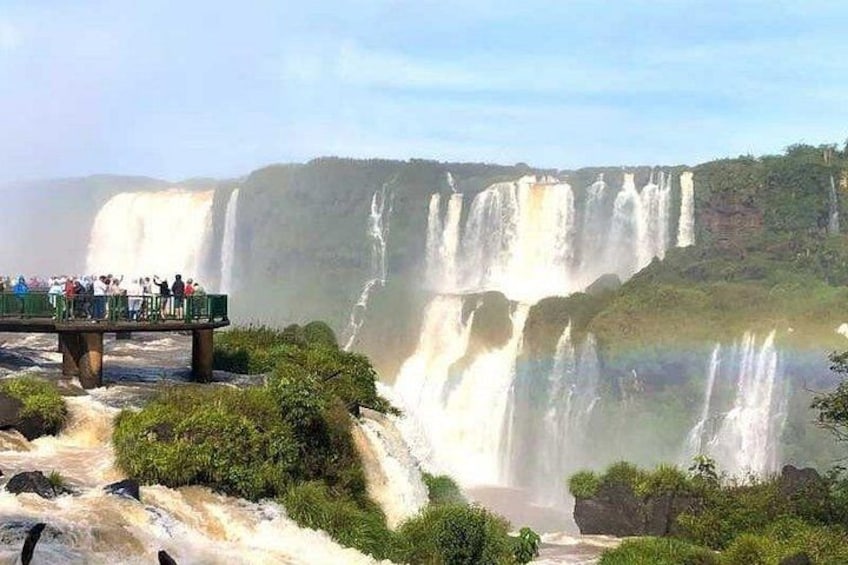 Una cascada grande con una plataforma de observación. 3