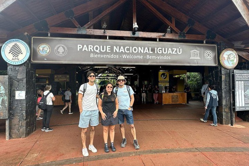 Un cartel de bienvenida al Parque Nacional Iguazú para visitantes. 4