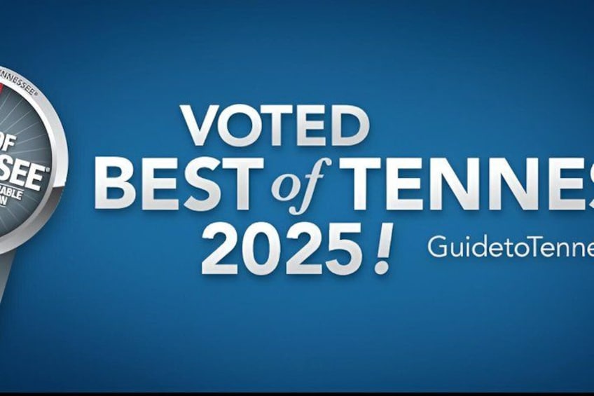 En blå bakgrund med texten ”UTSEDD TILL BÄST I TENNESSEE 2025!” och ”GuidetoTennessee”. 1