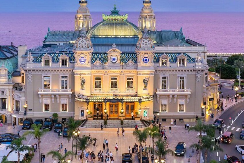 Un edificio imponente con una cupola e un'architettura elaborata, circondato da palme e una strada trafficata. 3