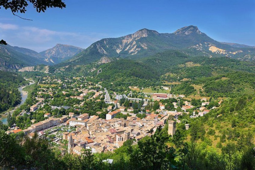 Un pueblo enclavado en un valle, con montañas al fondo. 2