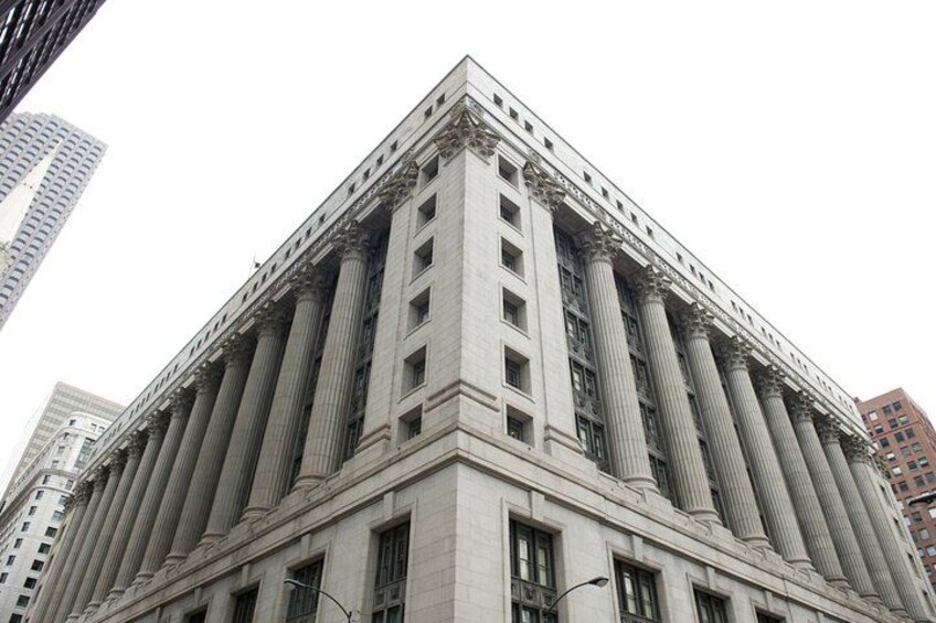 Un edificio grande de estilo clásico con altas columnas y un frontón triangular. 1