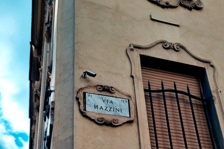 We are in Via Mazzini, in the historical part of Turin. 3