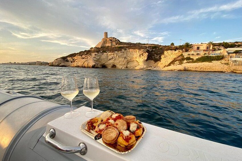 The most anticipated moment: an icy toast at sunset after a day of exploration. 1