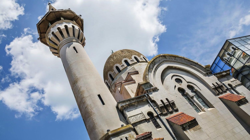 Una mezquita con un minarete alto y una cúpula. 5