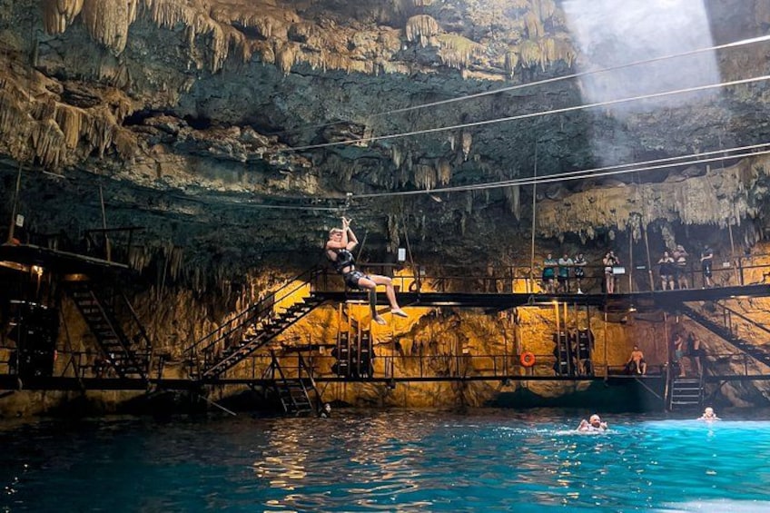 Una persona se sumerge en una piscina con un fondo que simula una cueva. 4