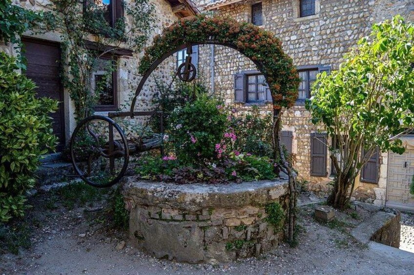 Pérouges : Medieval Village Private Guided Tour 3