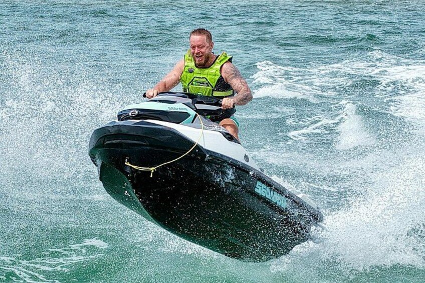 Una persona che fa jet ski sull'acqua. 1