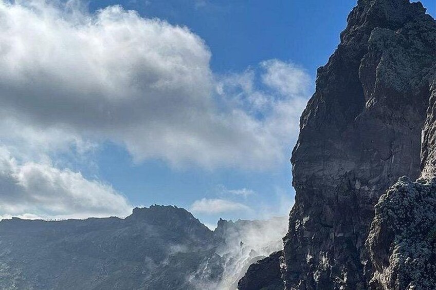 Un paisaje montañoso con un acantilado rocoso destacado y un valle. 1