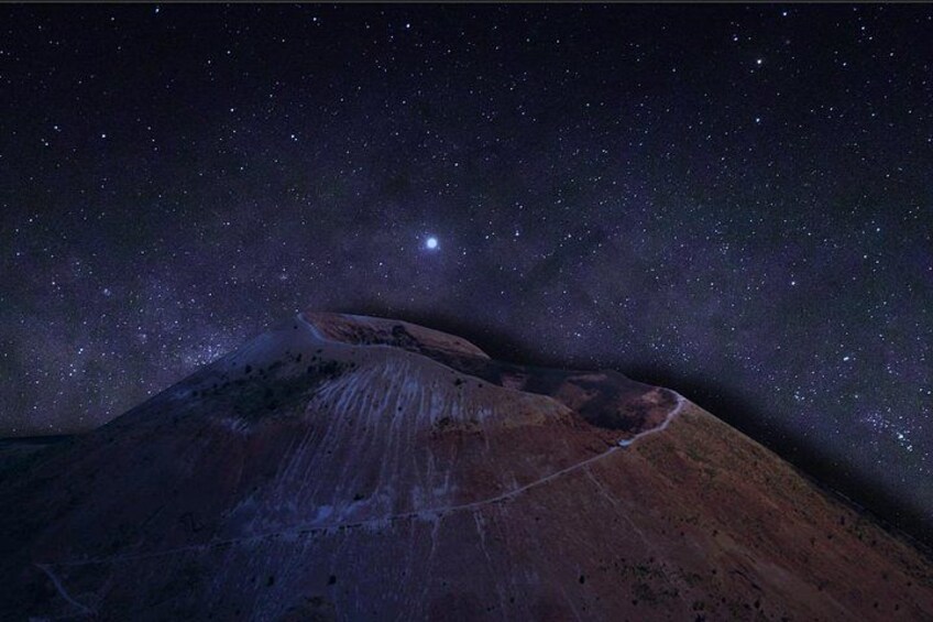 Cielo estrellado sobre un paisaje montañoso, con la Vía Láctea visible. 3