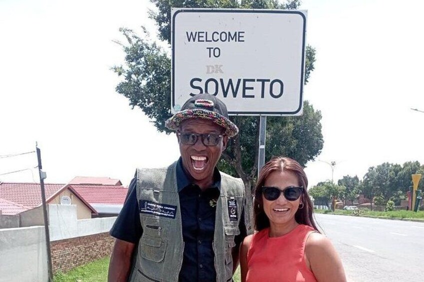 Un panneau d’accueil à l’entrée de Soweto, sur lequel on voit un homme et une femme debout devant. 2