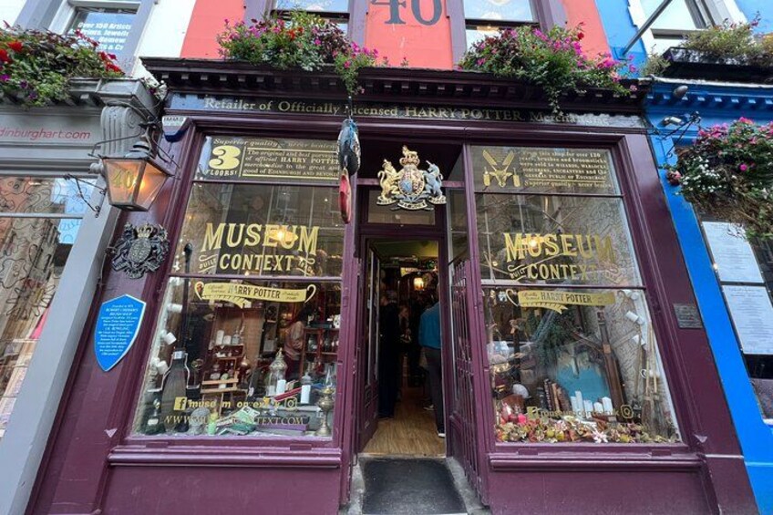Fachada de una tienda con un cartel que dice 'Museum Context Harry Potter'. 2