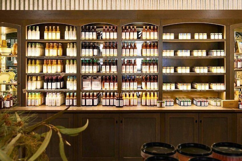 Un bar bien iluminado con estantes llenos de botellas y frascos. 4