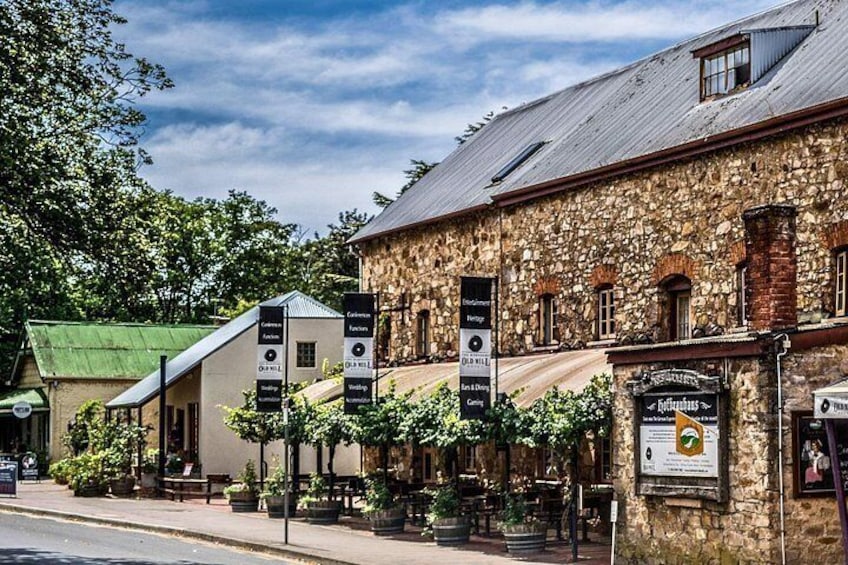 Un edificio de piedra con un letrero de restaurante y un letrero de cava. 3