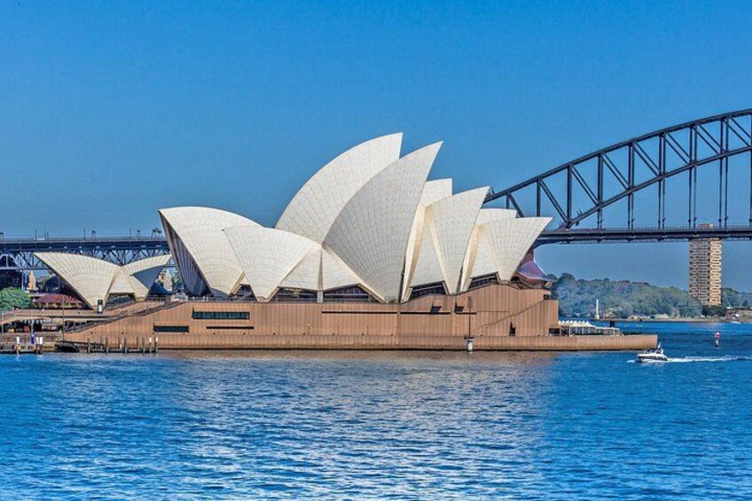 Get your iconic shot of the bridge and the opera house on our way! 3