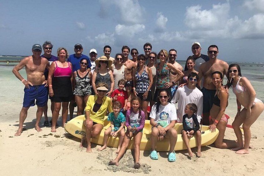 Un groupe de personnes sur une plage de sable, sous un ciel dégagé. 5