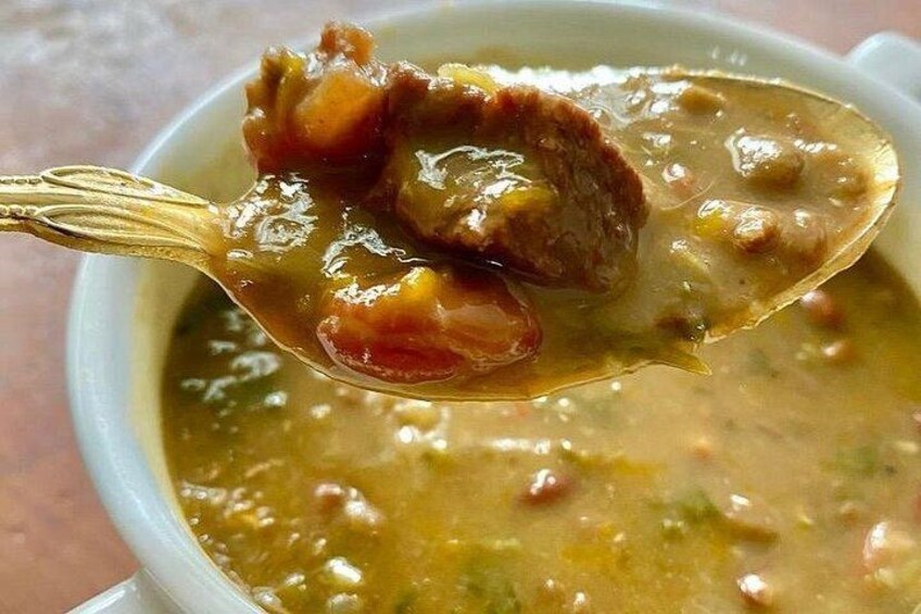 Una cucchiaiata di stufato con carne e verdure. 3