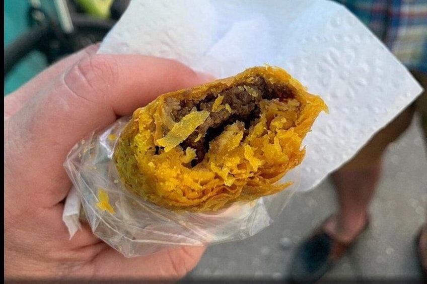 Una mano che tiene un cibo avvolto nella plastica. 4