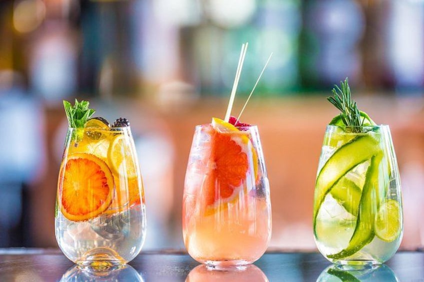 Tre cocktails med garniturer. 4